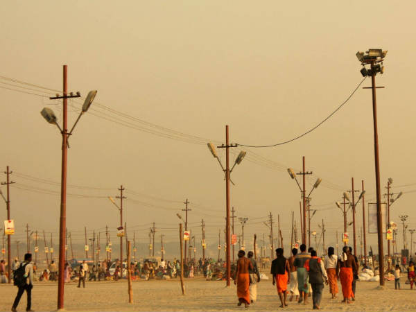 शाम की गंगा आरती के लिए जमा होती हैं सख्शियत शाम की गंगा आरती के लिए जमा होती हैं सख्शियत