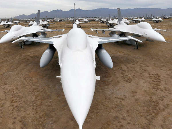 फ्लाइंग के समय पायलट आसपास देख सकता