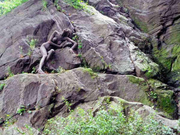 मॉडल्स पर लगाना पड़ता था पेंट या मिट्टी