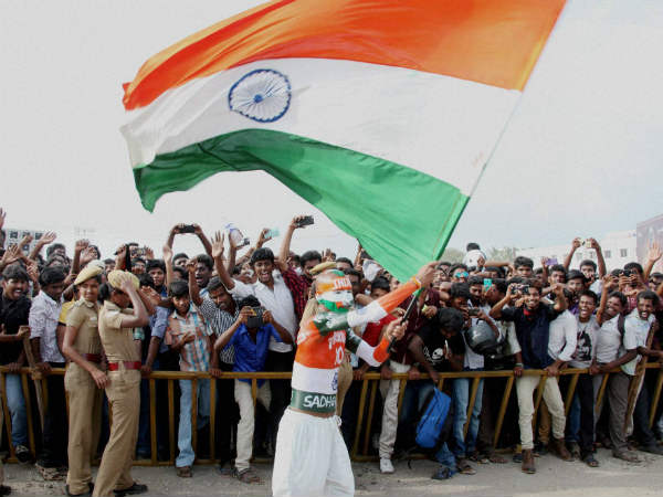 खादी का बना होना चाहिए 