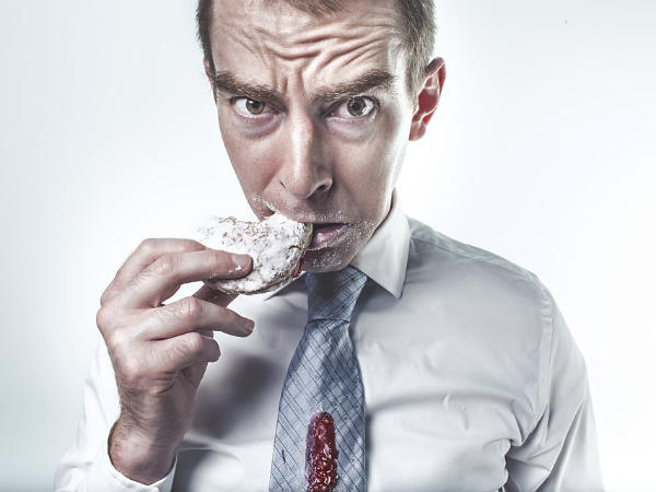 कपड़ों पर खाना