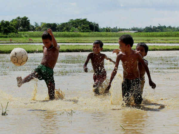 बच्चा खेले फुटबॉल
