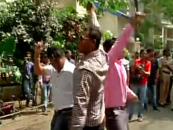  घर के बाहर सेलिब्रेशन