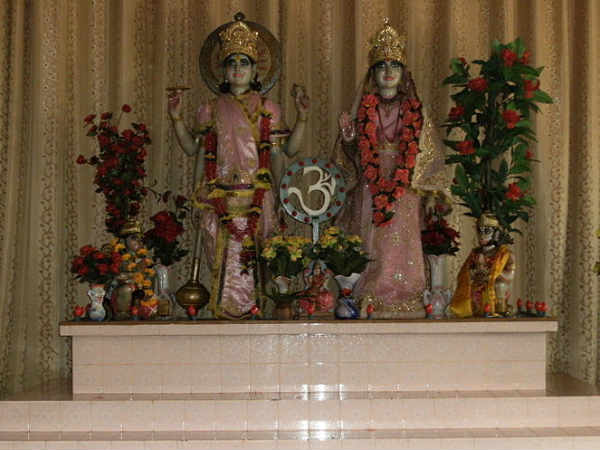 लक्ष्मी मंदिर में माँ को सुगन्धित धूप अर्पित कर दें
