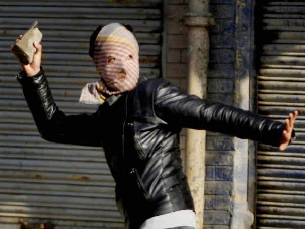 पाक से आते आतंकी, युवाओं को मिलते हथियार पाक से आते आतंकी, युवाओं को मिलते हथियार