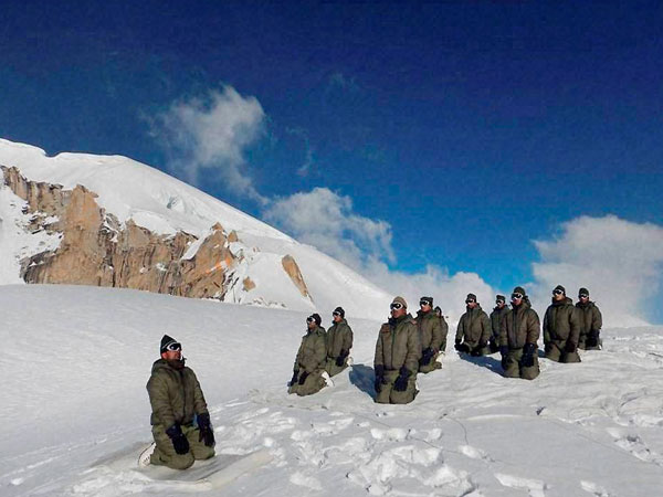 सिर्फ जरूरी फौजों की तैनाती 