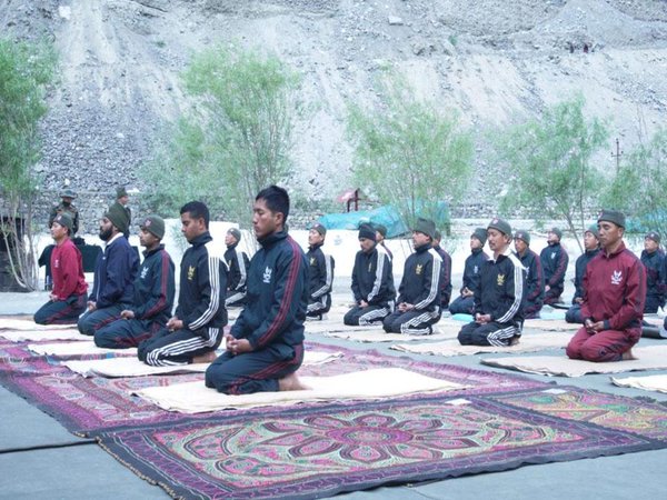 फाइबर वाले बने घरों में रहते सैनिक 