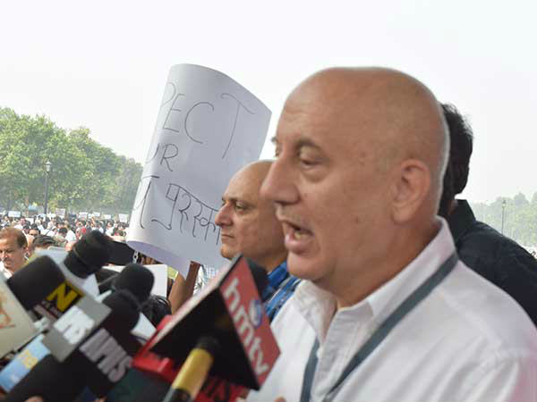 अवार्ड वापसी का विरोध