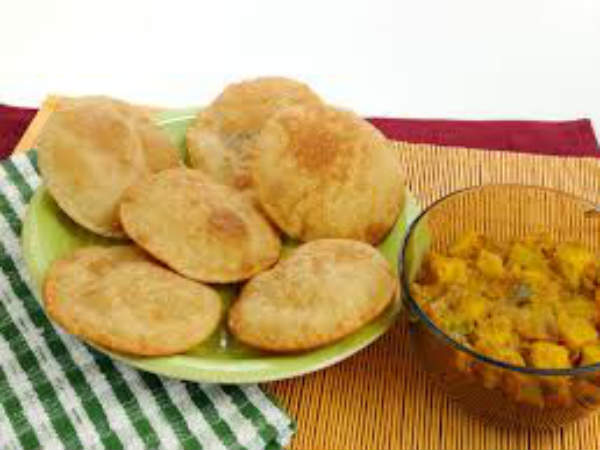 पूड़ी सब्जी खाना