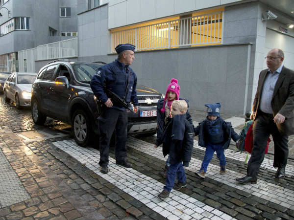 कितने दूतावास और डिप्‍लोमैट्स 