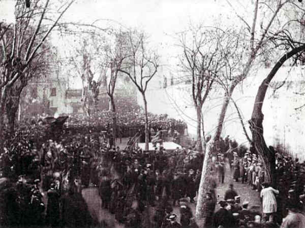 पिंजड़े में बंद कर 