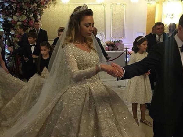 12 किलो का वेडिंग गाउन