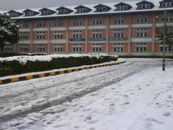 गैर-कश्मीरी स्टूडेंट्स ने किया बयकॉट गैर-कश्मीरी स्टूडेंट्स ने किया बयकॉट