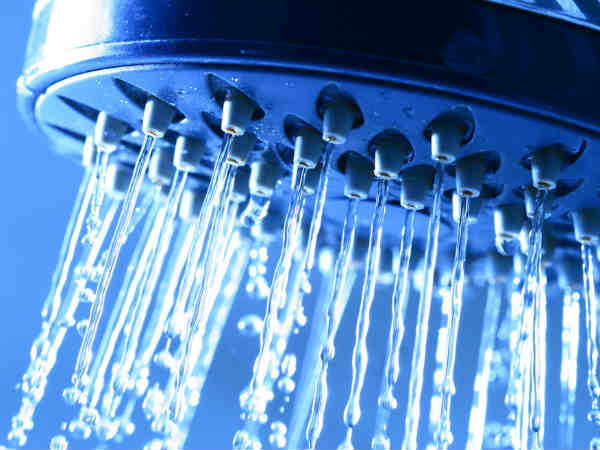 शावर में कितना पानी 