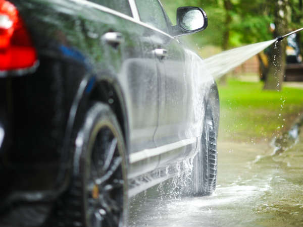 कार धोने में 