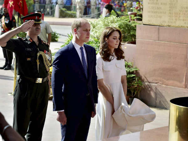 केट की ड्रेस की कीमत 1.60 लाख रुपए