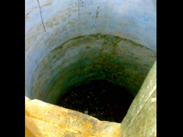 जान बचाने को कुंए में कूदे लोग जान बचाने को कुंए में कूदे लोग