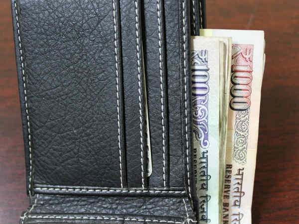 पर्स में रखें गुरु की फोटो