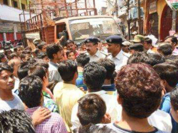 तनि सोच समझ के निकलियेगा बजार में, अच्छी लगीं तो उठा लेंगे कार में...