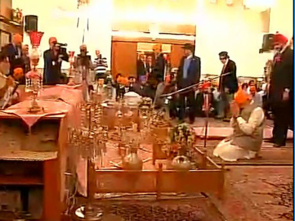  गुरुद्वारे में मत्था टेका