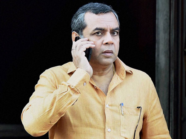 बिना इजाजत ली सेल्फी, परेश रावत ने फैन को दिया धक्का | Paresh Rawal pushes  aside pesky fan trying to take selfie - Hindi Oneindia