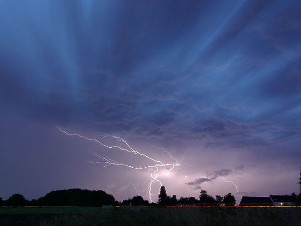 what is Lightning or how to safe Lightning or Akashiya bijli what is Lightning or how to safe Lightning or Akashiya bijli
