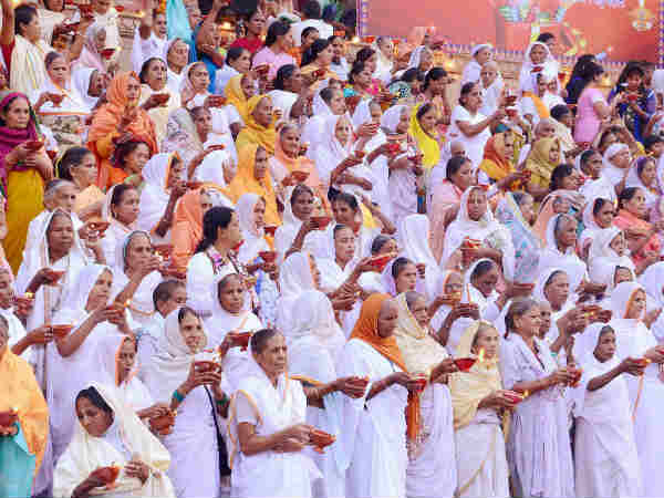 Why are Hindu widows required to wear only white sarees after their husband's death? Why are Hindu widows required to wear only white sarees after their husband's death?