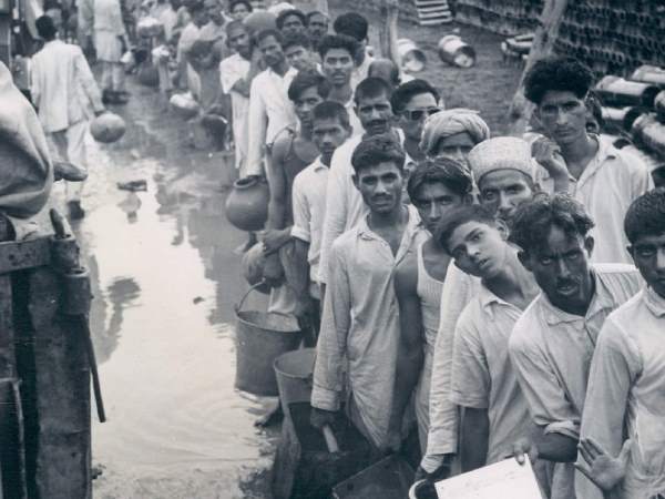 रिफ्यूजी कैंप में पानी के लिए लाइन