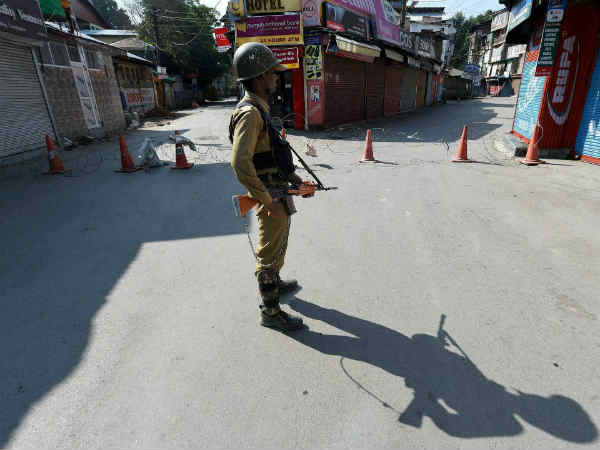 कौन करता है निर्माण 