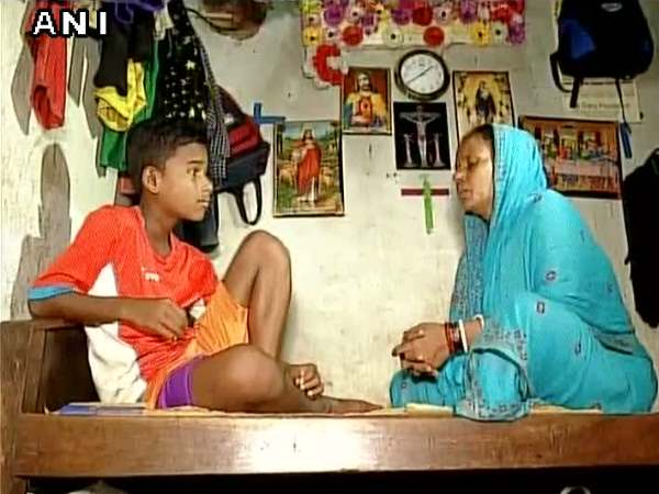 मां मजदूरी करके भरती है पेट