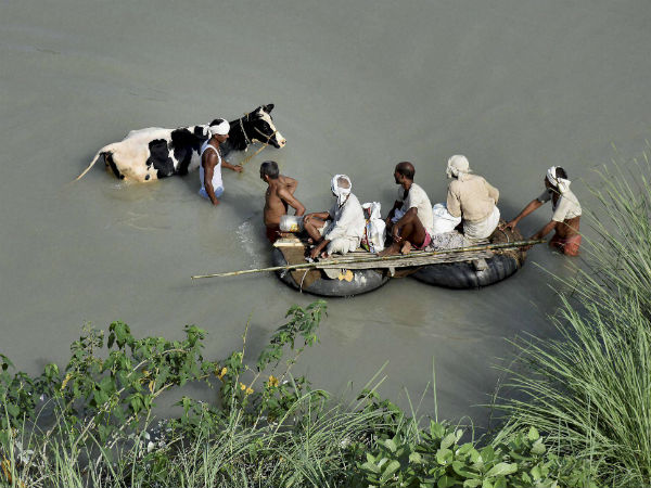 गंगा खतरे के निशान से ऊपर