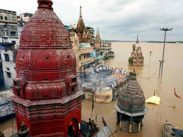 जलमग्न मणिकर्णिका घाट और हरिशचंद्र घाट जलमग्न मणिकर्णिका घाट और हरिशचंद्र घाट