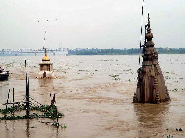 हवेलियों की छतों पर जल रहे हैं शव