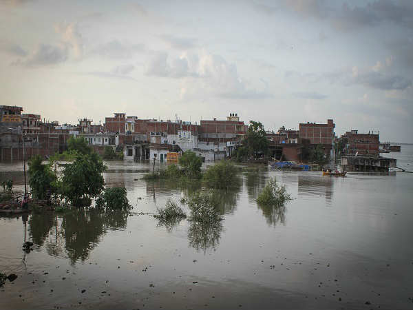 23 सेंटीमीटर ऊपर बह रही गंगा