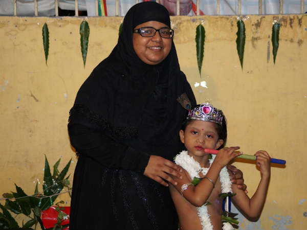 कान्हा के साथ मुस्लिम महिला कान्हा के साथ मुस्लिम महिला