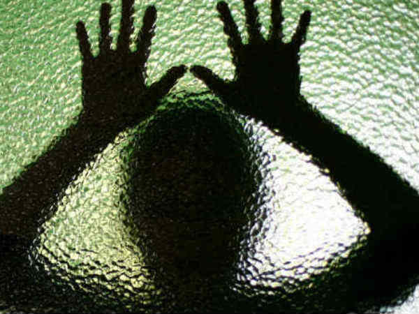 अकेले में करने लगा अश्लीलता अकेले में करने लगा अश्लीलता