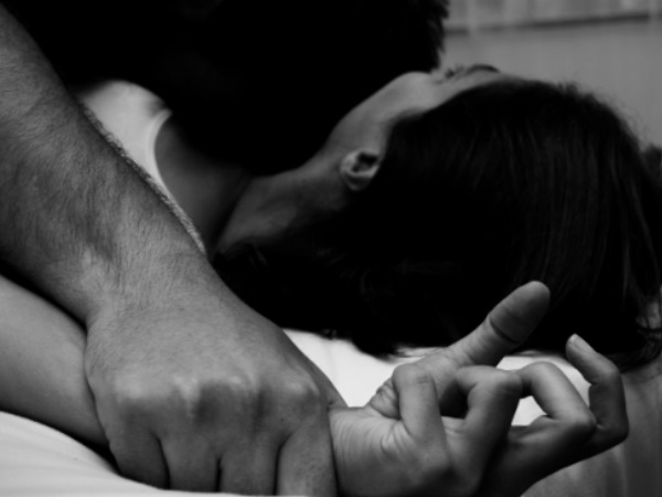 लड़की के हाथ से हंसिया छीनकर उसके गुप्तांग को काट डाला लड़की के हाथ से हंसिया छीनकर उसके गुप्तांग को काट डाला