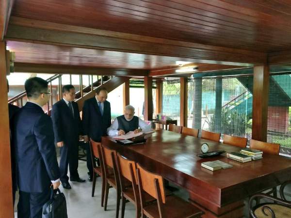 लकड़ी के घर में मोदी