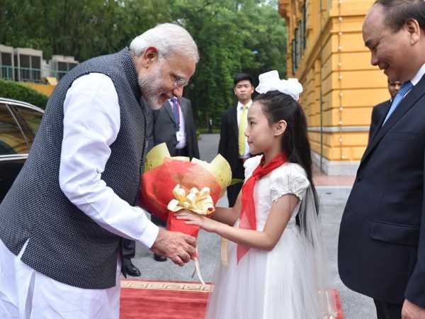 बच्ची ने दिया फूंलों का गुलदस्ता