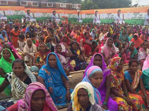 केंद्र सरकार की नीतियों को कोसा