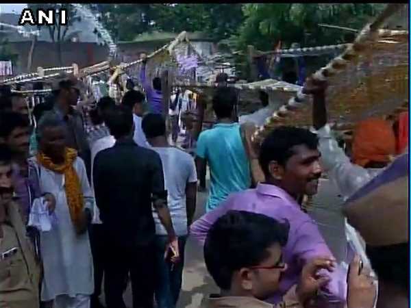 ...तो खाटों पर ध्यान लगाए बैठे थे लोग