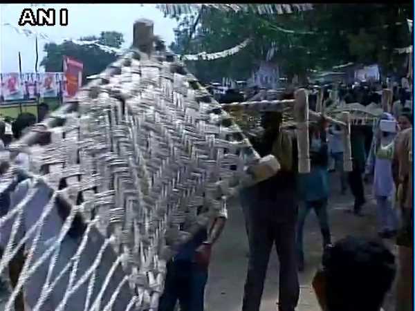 महिलाओं और बुजुर्गों ने भी लूटी खाट