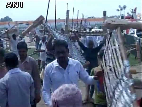 बस ताकते रह गए नेता