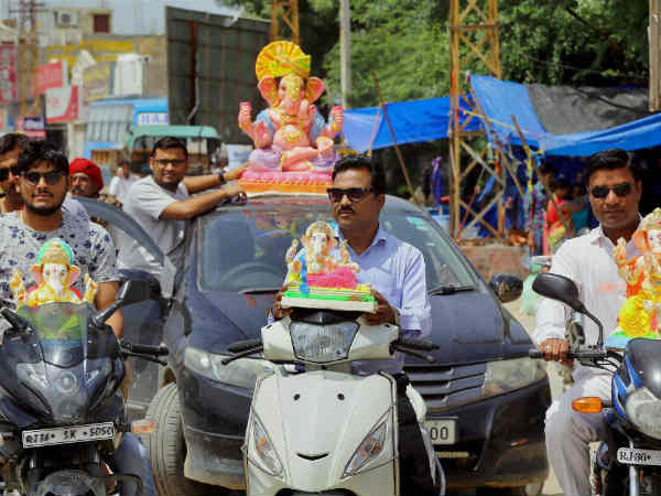 ईश्वर को आकार देते हैं