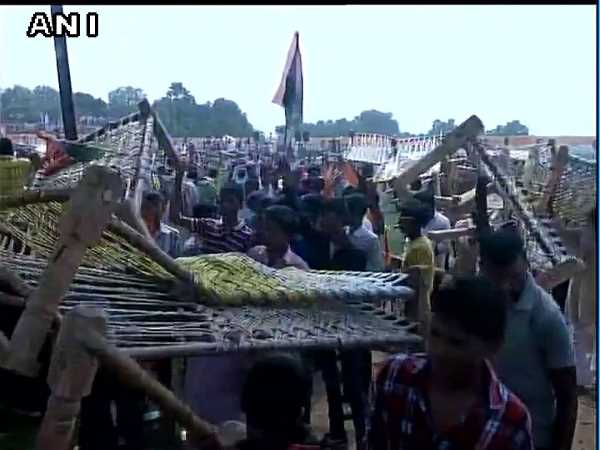 उधर मंच से उतरे राहुल, इधर मची हुड़दंग