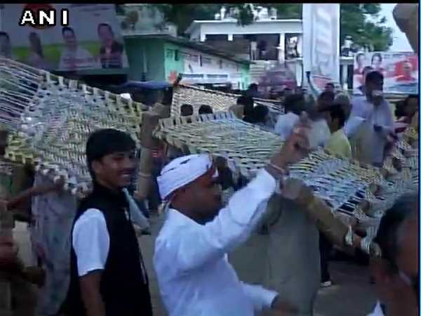 खाट लूटने के लिए हुई मारपीट