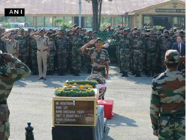 PICS : तस्वीरों में देखें देश के सच्चे सपूतों की अंतिम विदाई