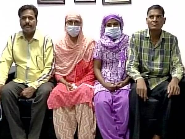 हिंदू-मुस्लिम परिवार ने एक दूसरे की दी खुशी