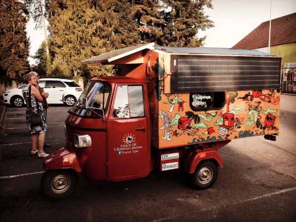 टुक-टुक के साथ लोगों ने ली सेल्फी