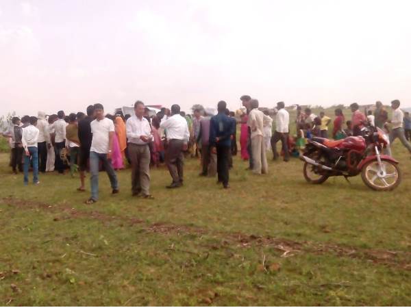 पड़ोस के गांव के लोग भी पहुंचे घाना